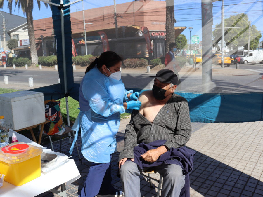 Campaña de vacunación contra la influenza contempla operativos en espacios públicos de la comuna