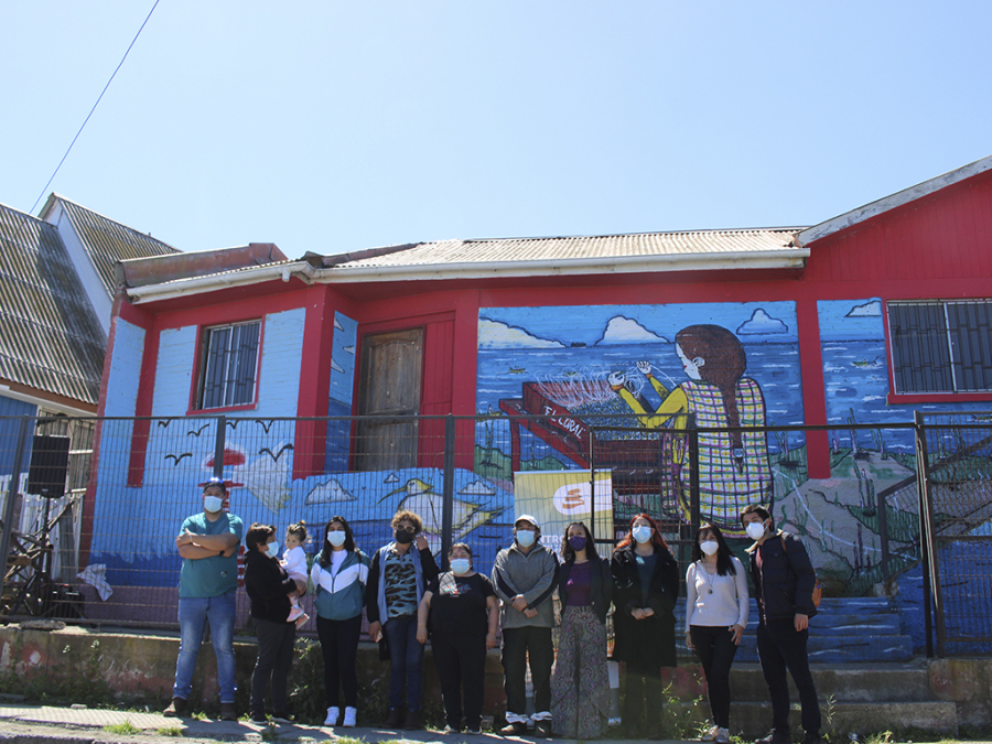 Inauguran mural artístico en la población El Coral inspirado en encarnadoras y pescadores artesanales