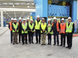 Alcalde Omar Vera, concejales y directores de servicio del Municipio Visitan la fábrica de Maersk