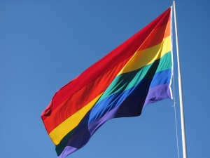 Municipio por segundo año iza la bandera de la diversidad sexual