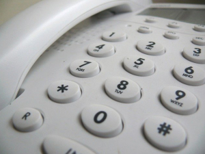 Habilitan líneas telefónicas para atención de adultos mayores