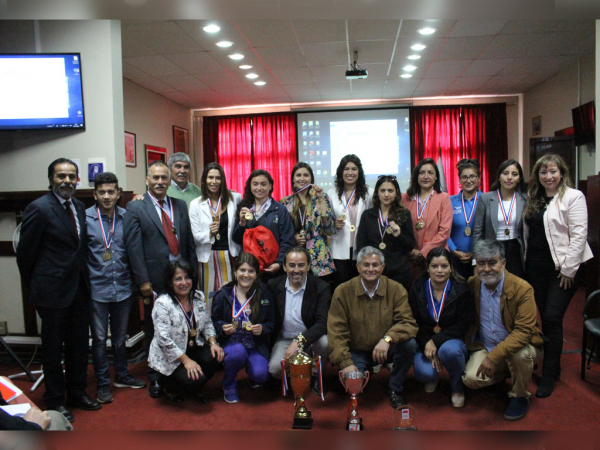 Equipo de f&uacute;tbol femenino de la Municipalidad de San Antonio alz&oacute; la copa