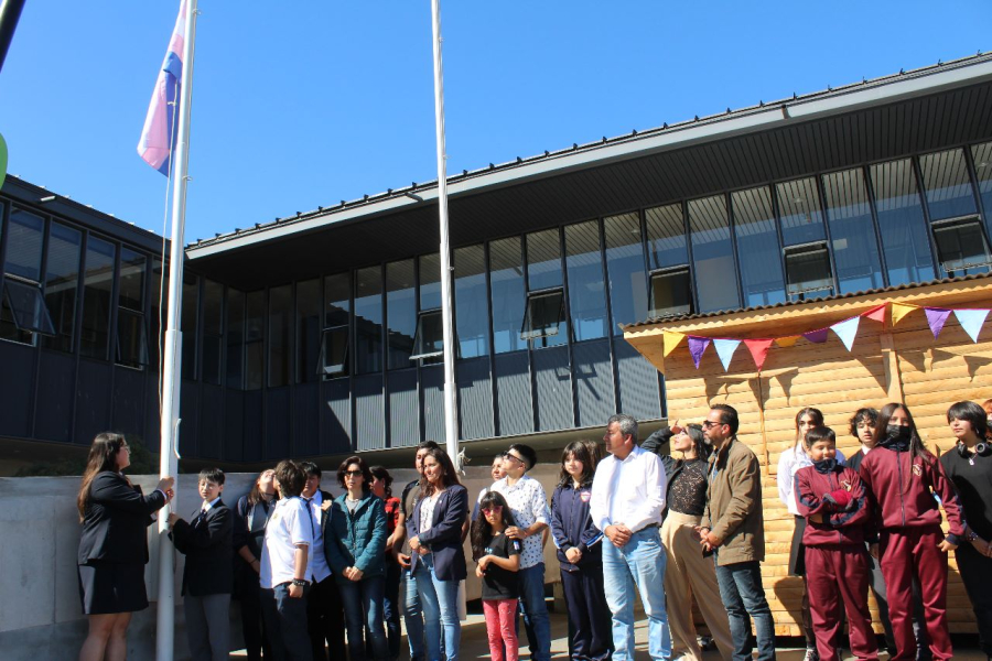 En solemne ceremonia izan Bandera Trans en Liceo Bicentenario
