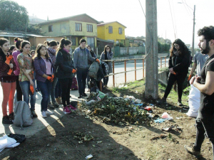 Universitarios, vecinos y profesionales limpiaron Cerro Alegre