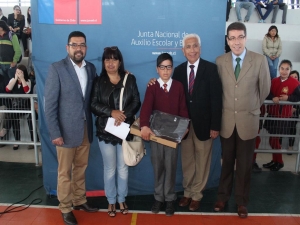 332 estudiantes de Educación Municipal de San Antonio recibieron computadores de Junaeb