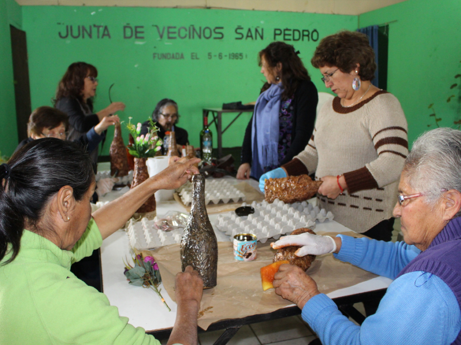 Adultos mayores aprenden sobre manualidades en vidrio - I. Municipalidad de  San Antonio