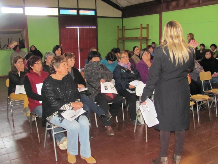 OMIL San Antonio realiza charla con trabajadoras de la comuna