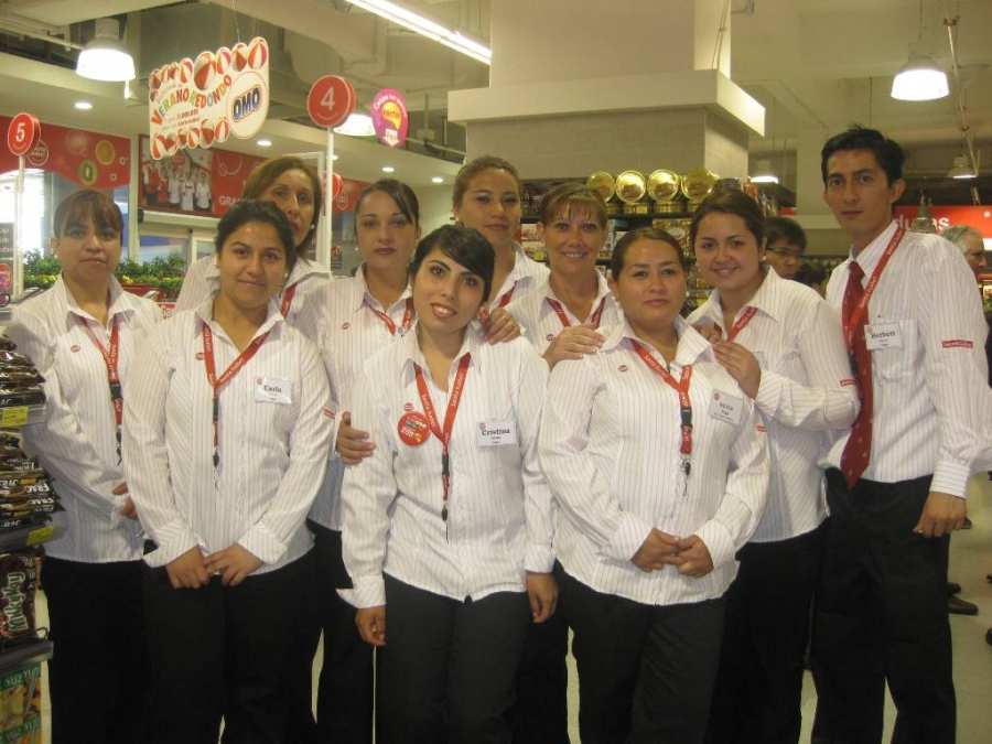 Sanantoninos feliz trabajando en  Supermercados Santa Isabel