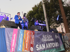 Cientos de personas disfrutaron de una tarde de música y baile en la Plaza del Recuerdo