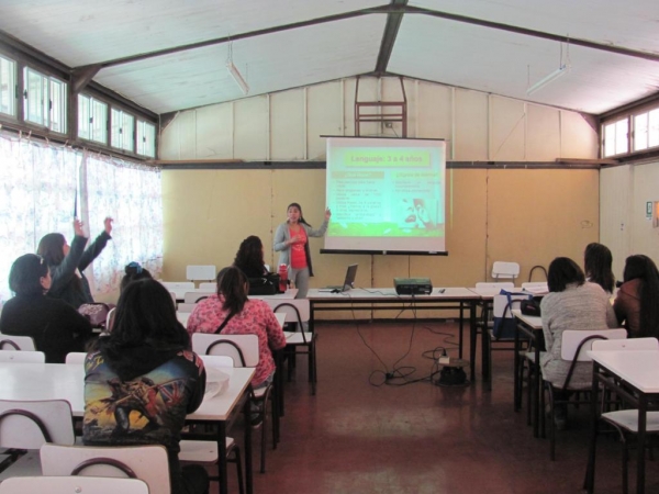 Programa Chile Crece Contigo orienta a padres y educadoras en la estimulaci&oacute;n de los ni&ntilde;os