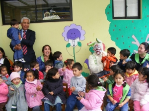 Alcalde Omar Vera y conejito invitaron a los niños