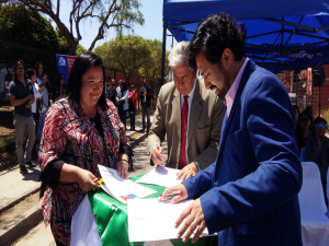 Firma de contrato entre vecinos, Municipio y MINVU beneficiará a sector Planicies de Bellavista