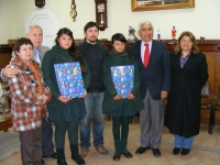 Alcalde Omar Vera reconoce a estudiantes de la Escuela Pedro Viveros Ormeño de Tejas Verdes