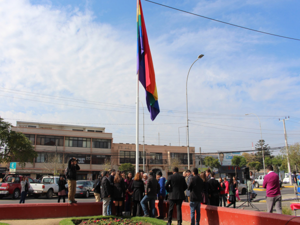 Municipalidad de San Antonio iza por quinto a&ntilde;o bandera de la diversidad sexual