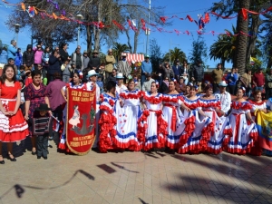 Colorida celebración en plaza de Llo Lleo del Día Mundial del Folclore