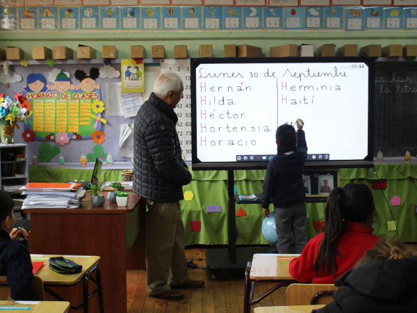 Alumnos felices con modernas y did&aacute;cticas pizarras digitales