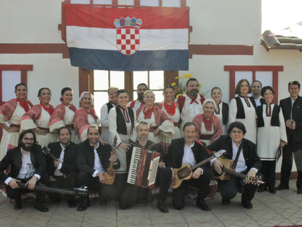 P&uacute;blico disfrut&oacute; con las danzas y m&uacute;sica croata en la plaza de Llolleo