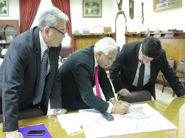 Alcalde Omar Vera se re&uacute;ne con Seremi de Transporte para abordar proyectos emblem&aacute;ticos para San Antonio.