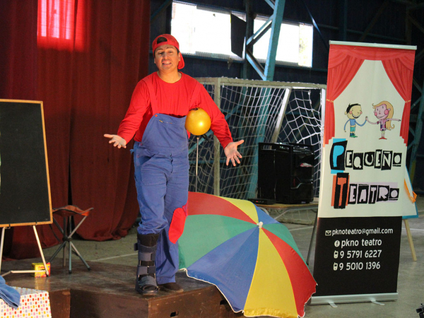 Ni&ntilde;os disfrutan de teatro infantil en las Escuelas Abiertas de Verano