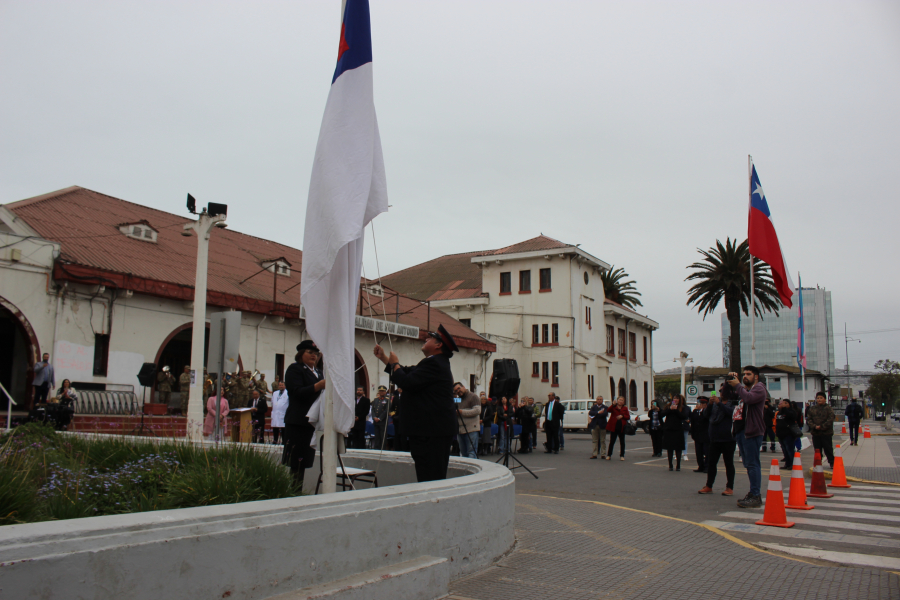 Emotivo izamiento de bandera cristiana en el Frontis Municipal a días de su feriado nacional