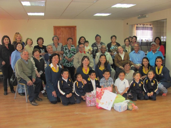 Ni&ntilde;os alegran con visita a mayores del centro de acogida de la Municipalidad