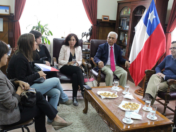 Ministro de Econom&iacute;a se re&uacute;ne con alcalde de San Antonio para conocer el trabajo en v&iacute;as del Censo