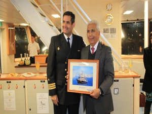 Alcalde Omar Vera visita Buque Científico Cabo de Hornos