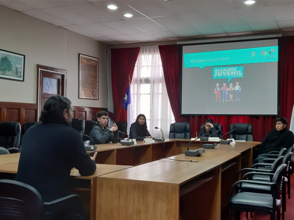 J&oacute;venes de la Alcald&iacute;a Juvenil conversan sobre el Mega Puerto y su impacto en la comunidad