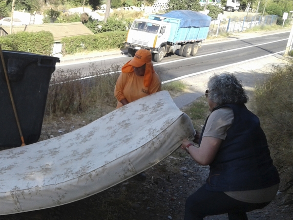 La basura "Parece llover" entre Lo Gallardo y San Juan