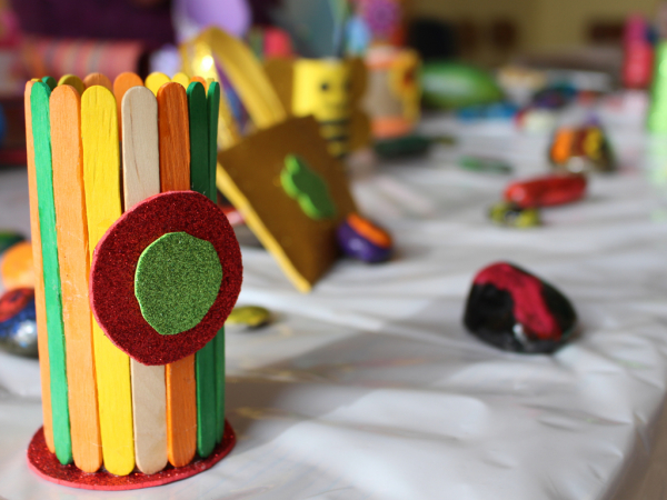 Ni&ntilde;os y ni&ntilde;as participan en taller municipal de reciclaje