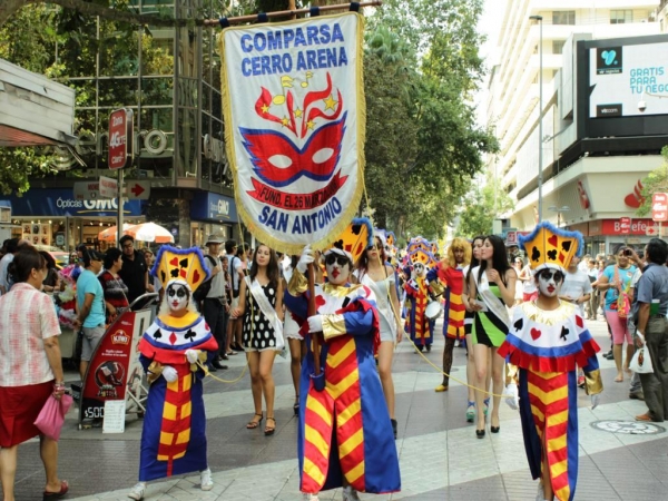 Carnaval sanantonino llenó de alegría y colores el centro de Santiago