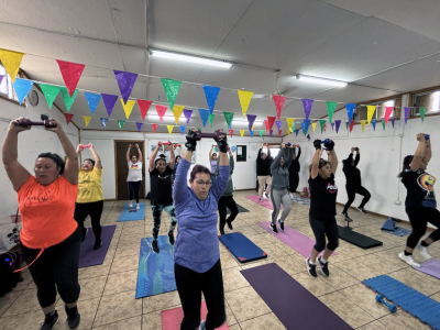 Vecinas de Llolleo Alto disfrutan del taller municipal “Full Body Training”