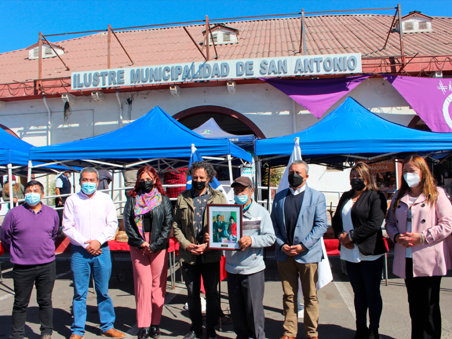 Municipalidad de San Antonio reconoce trabajo de artesanos y artesanas de la comuna