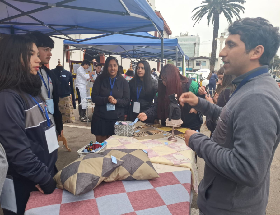 Estudiantes del Liceo Juan Dante Parraguez se lucen en la Cuarta Feria Laboral 2025