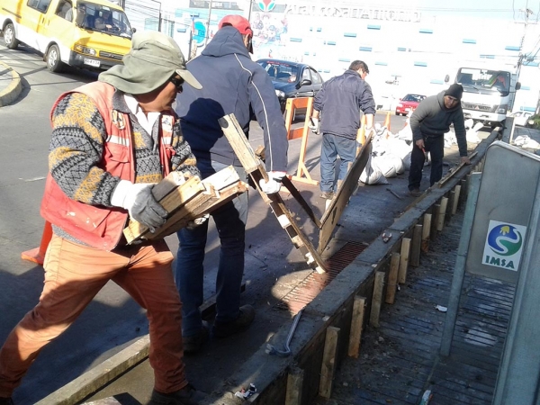Labor Operaciones del Municipio, confeccionan un c&eacute;ntrico murete "anti agua lluvia"