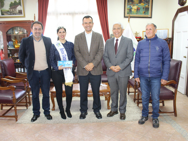 Reina del Carnaval de San Antonio recibe pasajes a R&iacute;o de Janeiro