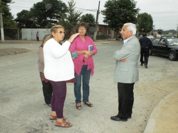 Vecinos de Tejas Verdes se reúnen con el alcalde para plantearle sus inquietudes in situ