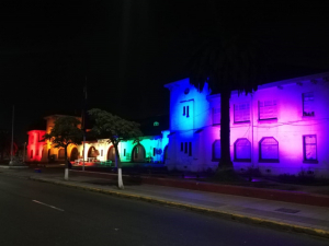 Municipio de San Antonio se iluminó con los colores LGTBI