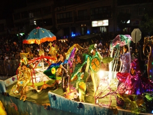 Miles de personas disfrutan del espectacular cierre del carnaval de Murgas y Comparsas de San Antonio