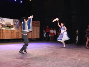 Estudiantes se lucieron en presentación de Danzas de Chile