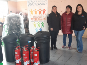 Iniciativa de Presupuestos Participativos beneficia a vecinos de Llolleo con extintores y basureros