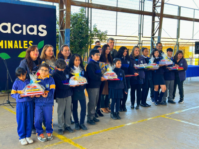 Alumnos de Escuela Poeta Pablo Neruda de San Antonio quedaron contentos con donaci&oacute;n de set de &uacute;tiles escolares