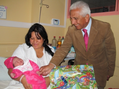 Alcalde saludo a madre de primer bebe nacido en el d&iacute;a de aniversario Municipal