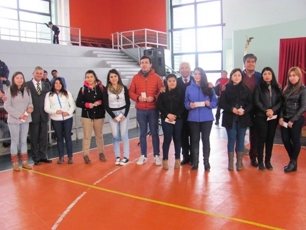 Estudiantes de educaci&oacute;n superior reciben aporte Municipal 2015