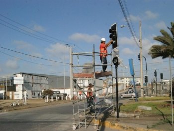 Debutan sem&aacute;foros en cercan&iacute;as del "Hiper Lider"