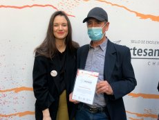 Artesano en madera de San Antonio recibi&oacute; Sello de Excelencia 2022 por su pieza &ldquo;Ojos de Mar Llolleo&rdquo;