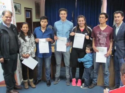 Municipio de San Antonio entrega aporte econ&oacute;mico a deportistas de la comuna