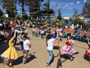 Folclore en las plazas, juegos típicos y chinchineros estas Fiestas Patrias en San Antonio