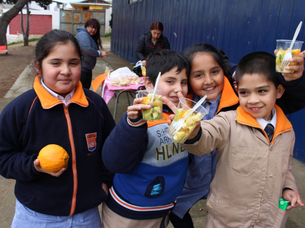 Apoderadas se lucieron con sus preparaciones en Feria Saludable de la Escuela Padre Andr&eacute; Coindre