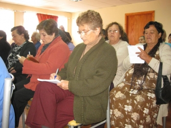 Capacitan a adultos mayores en gesti&oacute;n de recursos para sus organizaciones.